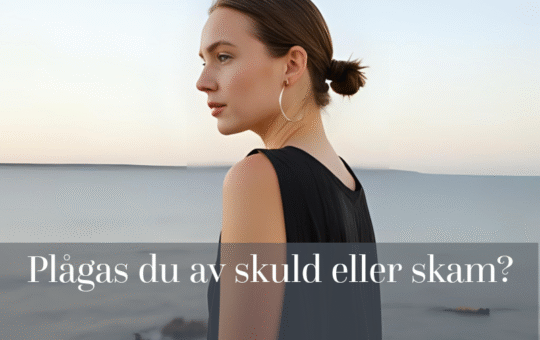 Plågas du av skuld eller skam? En tankfull kvinna tittar ut över havet.