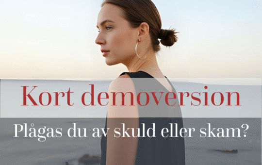 Demoversion: Plågas du av skuld eller skam? En tankfull kvinna tittar ut över havet.